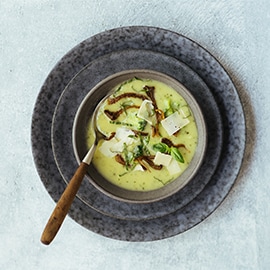 Bloemkool broccoli soep met krokante oesterzwammen en Parmezaanse kaas Bloemkool broccoli soep met krokante oesterzwammen en Parmezaanse kaas